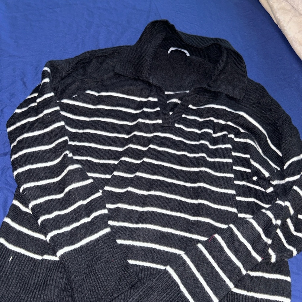 Old Navy V-Neck Black and White Sweater
